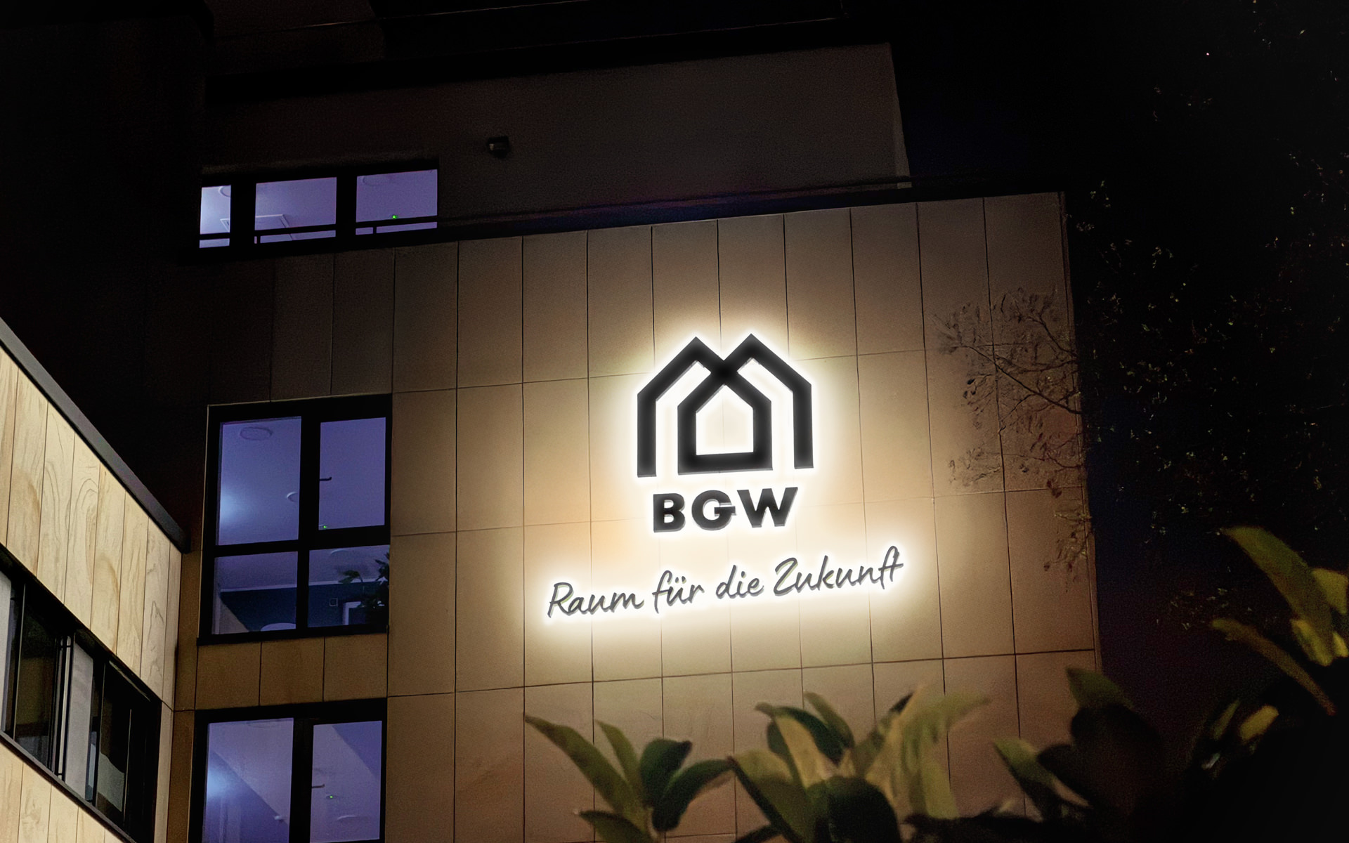Beleuchtetes Logo an der BGW-Zentrale