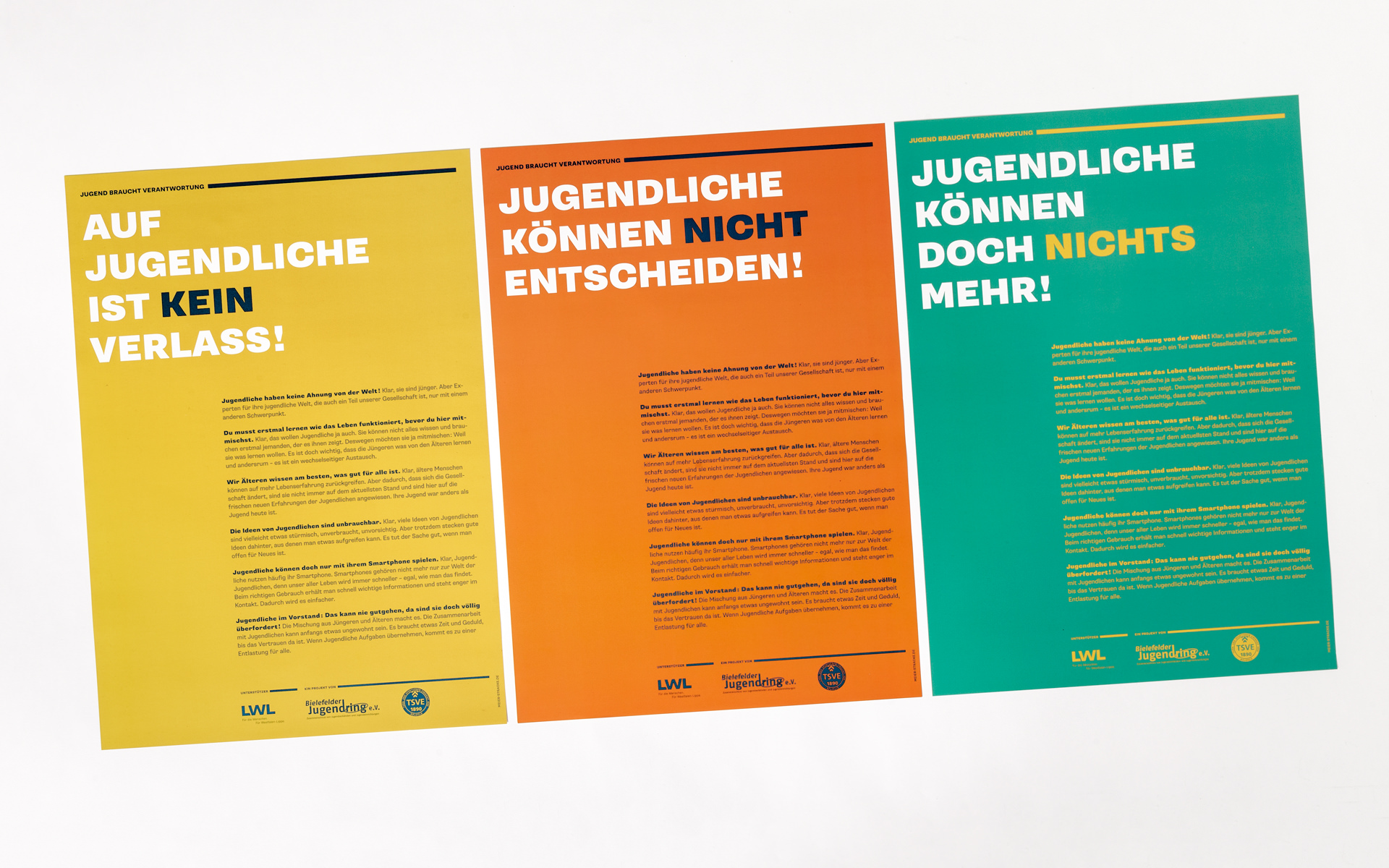 Drei großformatige move-Plakate
